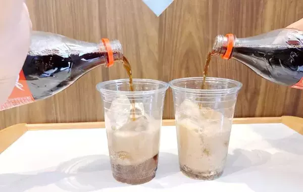 氷入りのコップ、『炭酸』入れるの待った！　溢れるのを防ぐ『まさかのひと手間』が？