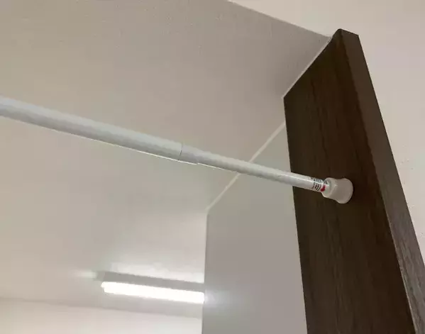 つっぱり棒1本を『ドア上』に固定して…　トイレのデッドスペースが大変身！【収納4選】