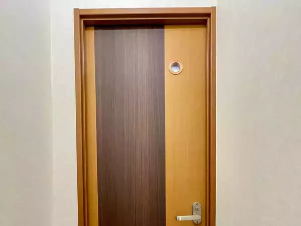 つっぱり棒1本を『ドア上』に固定して…　トイレのデッドスペースが大変身！【収納4選】