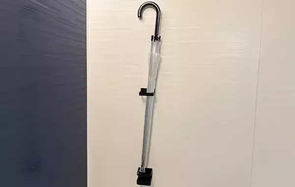 洗面所が快適！　ダイソーの『傘たて』を洗濯機に貼ったら「プチストレス減った」