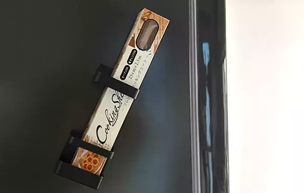 洗面所が快適！　ダイソーの『傘たて』を洗濯機に貼ったら「プチストレス減った」