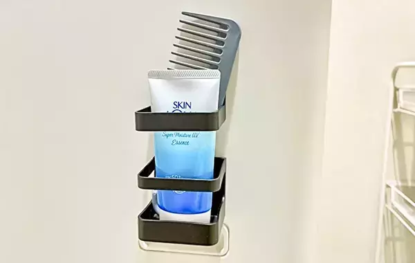 洗面所が快適！　ダイソーの『傘たて』を洗濯機に貼ったら「プチストレス減った」