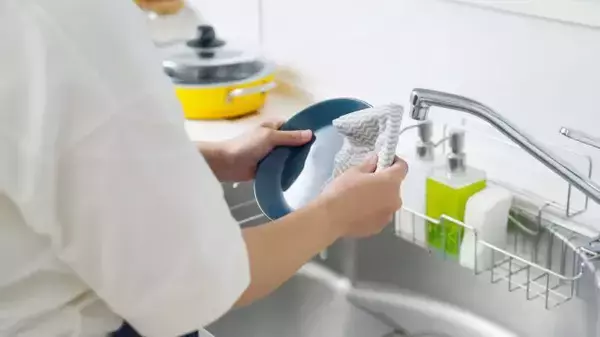洗った食器、自然乾燥と拭くのはどっちがベスト？　プロが教える衛生的な方法