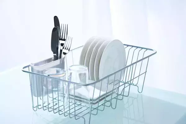 洗った食器、自然乾燥と拭くのはどっちがベスト？　プロが教える衛生的な方法