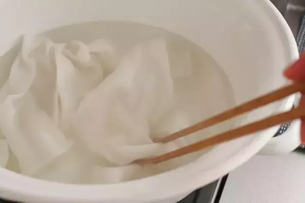 洗った食器、自然乾燥と拭くのはどっちがベスト？　プロが教える衛生的な方法