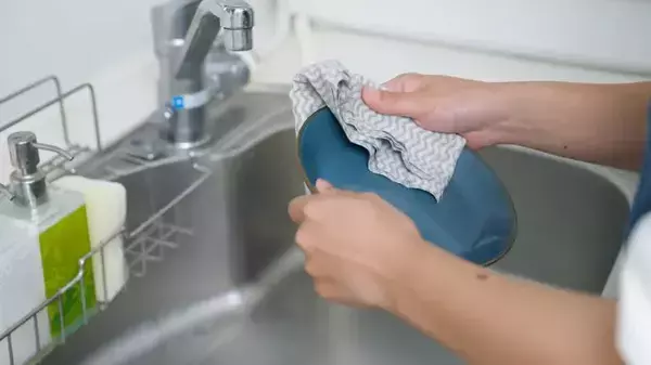 洗った食器、自然乾燥と拭くのはどっちがベスト？　プロが教える衛生的な方法