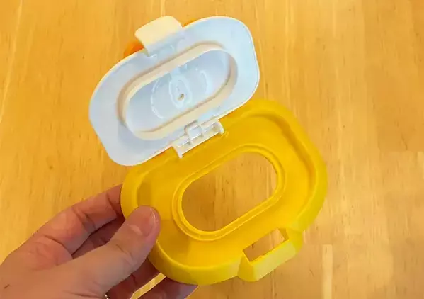 ノートに『ウェットティッシュの蓋』を貼ると優秀　持ち歩きで便利な「収納ポケット」がこちら