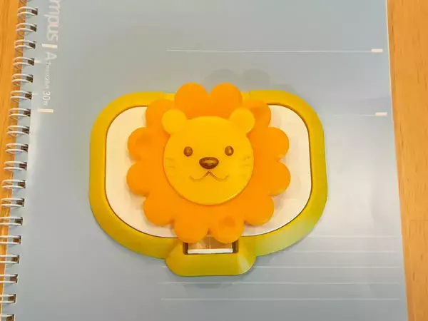 ノートに『ウェットティッシュの蓋』を貼ると優秀　持ち歩きで便利な「収納ポケット」がこちら