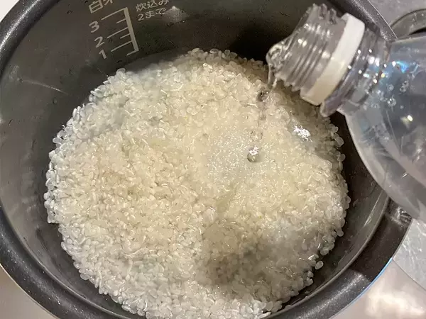 ご飯の仕上がりが『炭酸水1本』で変わる　簡単ワザを試すと「いつもよりふっくら！」