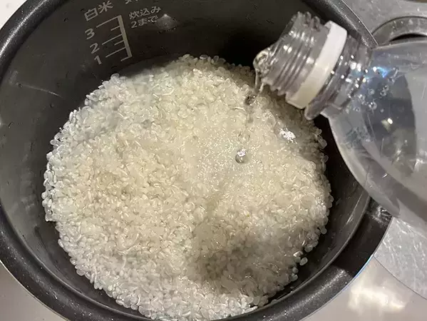 ご飯の仕上がりが『炭酸水1本』で変わる　簡単ワザを試すと「いつもよりふっくら！」