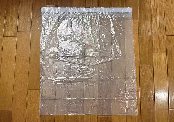 スリコの『ひも付きゴミ袋』　ゴミ捨て以外の使い道に「もう濡れない」「帰宅後に助かる」