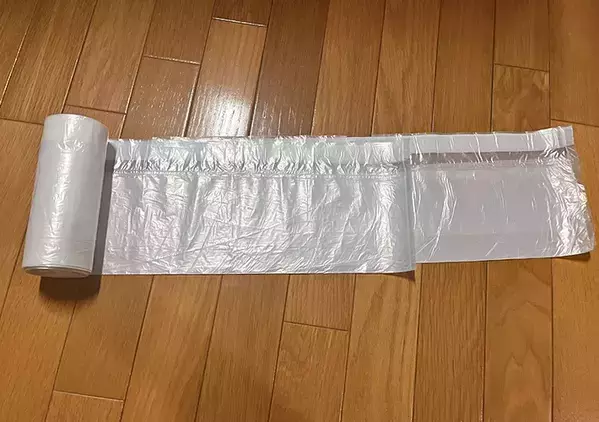 スリコの『ひも付きゴミ袋』　ゴミ捨て以外の使い道に「もう濡れない」「帰宅後に助かる」