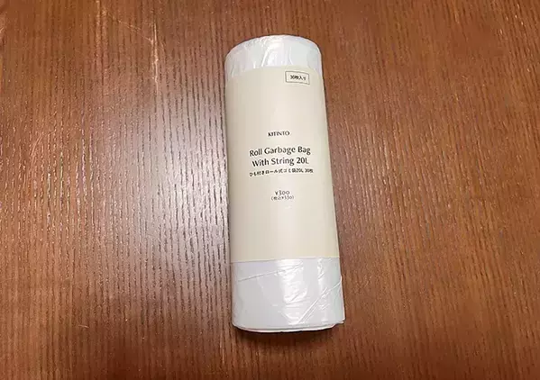 スリコの『ひも付きゴミ袋』　ゴミ捨て以外の使い道に「もう濡れない」「帰宅後に助かる」
