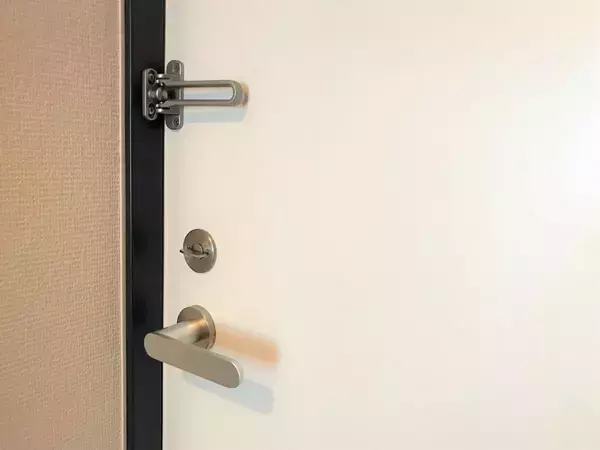 ダイソーの『タオル掛け』を貼ると？　玄関が片付く「110円」の浮かせワザ【活用4選】