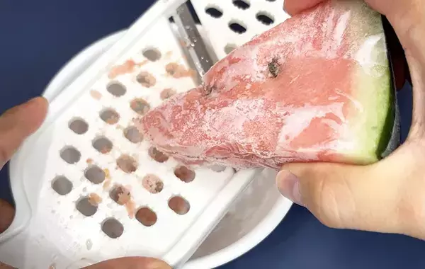 おろし器で削るだけ！　自宅で簡単にできる『フルーツシャーベット』の作り方