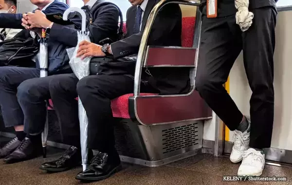 雨の日は傘が邪魔！　『配線ベルト』があれば「電車内で安心」