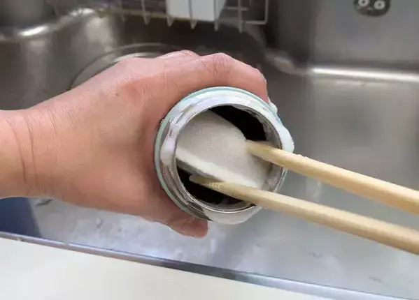 茶渋がつきやすい水筒、スポンジで洗うの待った！　底まできれいする“お手入れ前”のひと手間とは
