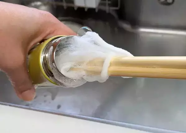 茶渋がつきやすい水筒、スポンジで洗うの待った！　底まできれいする“お手入れ前”のひと手間とは