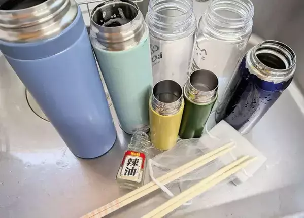 茶渋がつきやすい水筒、スポンジで洗うの待った！　底まできれいする“お手入れ前”のひと手間とは