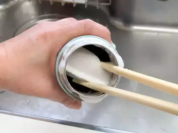 茶渋がつきやすい水筒、スポンジで洗うの待った！　底まできれいする“お手入れ前”のひと手間とは