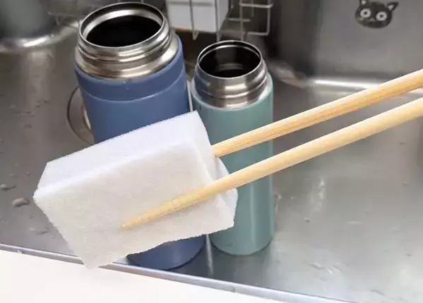 茶渋がつきやすい水筒、スポンジで洗うの待った！　底まできれいする“お手入れ前”のひと手間とは