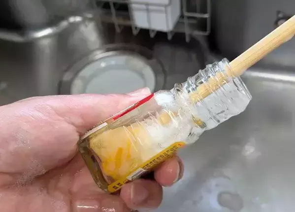 茶渋がつきやすい水筒、スポンジで洗うの待った！　底まできれいする“お手入れ前”のひと手間とは