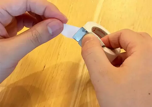 ラップの箱から『刃』を外すと優秀　作業5分で「テープカッター」を作る応用が、市販顔負け