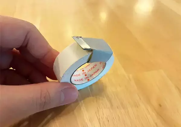 ラップの箱から『刃』を外すと優秀　作業5分で「テープカッター」を作る応用が、市販顔負け