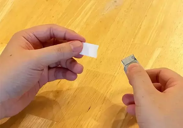 ラップの箱から『刃』を外すと優秀　作業5分で「テープカッター」を作る応用が、市販顔負け