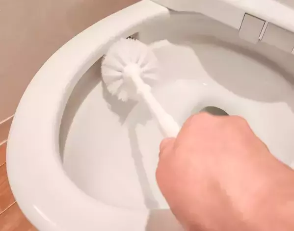トイレブラシの柄に『ポリ袋』を装着　手入れ『0秒』で掃除が快適！【掃除術4選】
