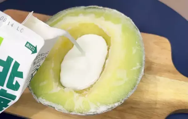 2つに割ったメロンを冷凍庫に入れて？　できた簡単おやつが、こちら！