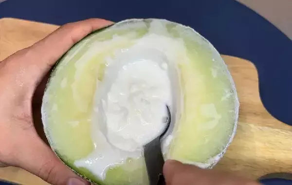 2つに割ったメロンを冷凍庫に入れて？　できた簡単おやつが、こちら！