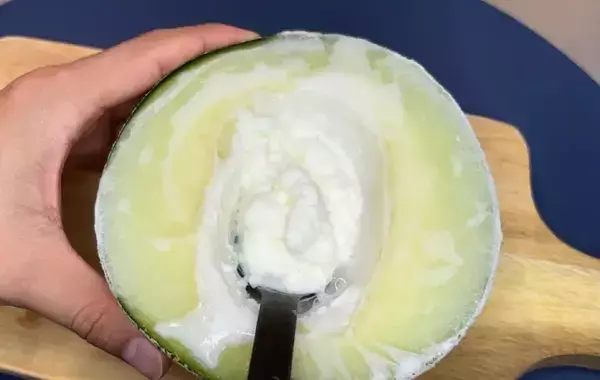2つに割ったメロンを冷凍庫に入れて？　できた簡単おやつが、こちら！