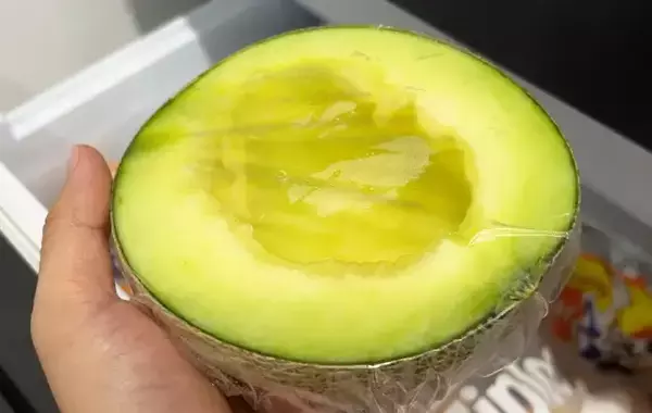 2つに割ったメロンを冷凍庫に入れて？　できた簡単おやつが、こちら！