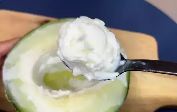 2つに割ったメロンを冷凍庫に入れて？　できた簡単おやつが、こちら！