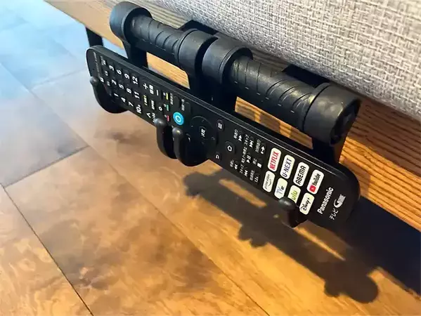 「そこに付けるの！？」　ダイソーのカーフックをソファの下で使ったら便利すぎた