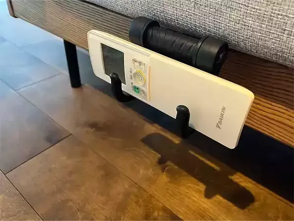 「そこに付けるの！？」　ダイソーのカーフックをソファの下で使ったら便利すぎた
