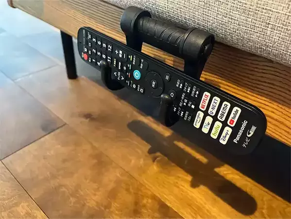 「そこに付けるの！？」　ダイソーのカーフックをソファの下で使ったら便利すぎた