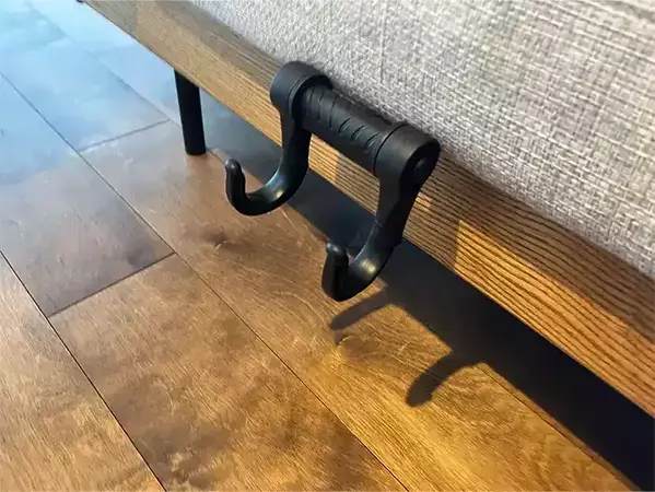 「そこに付けるの！？」　ダイソーのカーフックをソファの下で使ったら便利すぎた