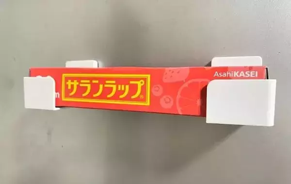 洗面所が快適になった！　ダイソーで買った『ホルダー』を洗濯機に貼ると「プチストレス解消」