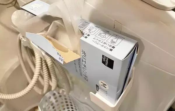 洗面所が快適になった！　ダイソーで買った『ホルダー』を洗濯機に貼ると「プチストレス解消」