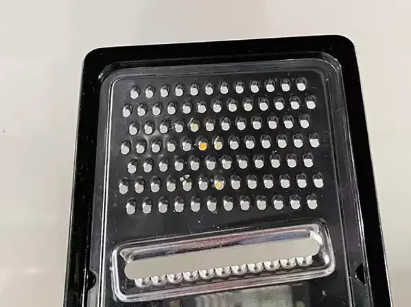 おろし器に『クッキングシート』を合わせると快適！　洗い物がグッと楽になる裏ワザ