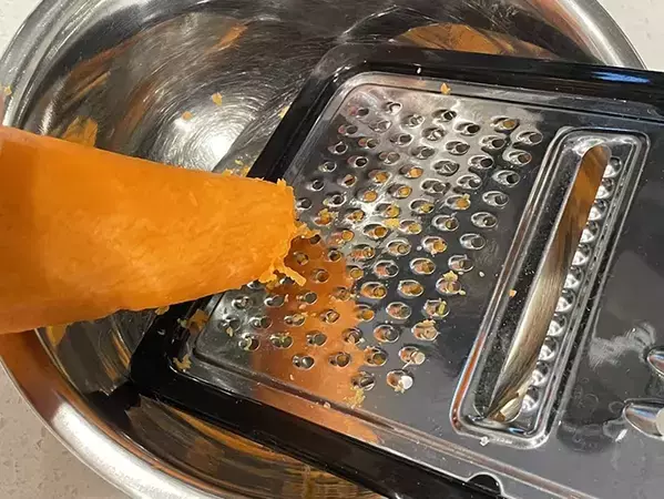 おろし器に『クッキングシート』を合わせると快適！　洗い物がグッと楽になる裏ワザ