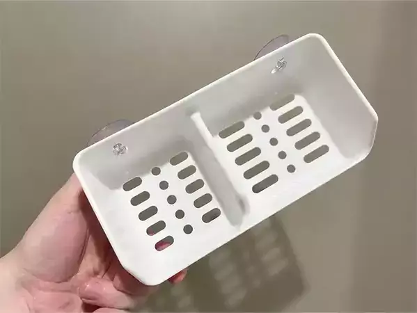 スポンジを置かない使い方！　ダイソーのラックを玄関に付けたら小物収納になった！