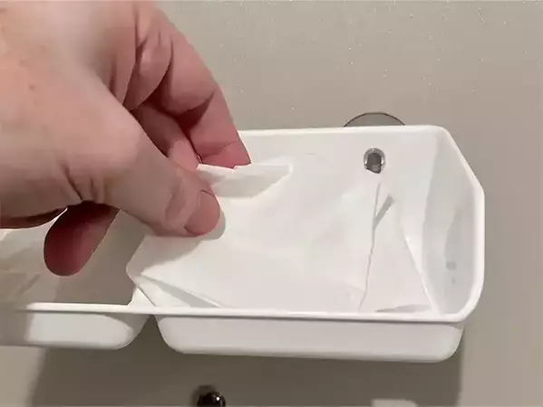 スポンジを置かない使い方！　ダイソーのラックを玄関に付けたら小物収納になった！