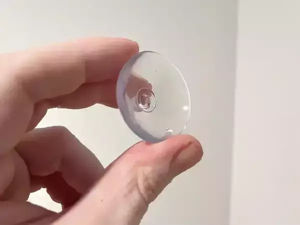 スポンジを置かない使い方！　ダイソーのラックを玄関に付けたら小物収納になった！
