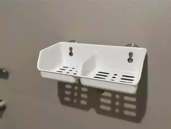 スポンジを置かない使い方！　ダイソーのラックを玄関に付けたら小物収納になった！