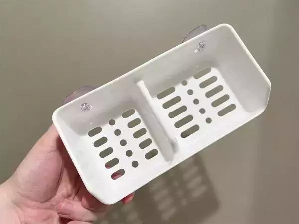スポンジを置かない使い方！　ダイソーのラックを玄関に付けたら小物収納になった！