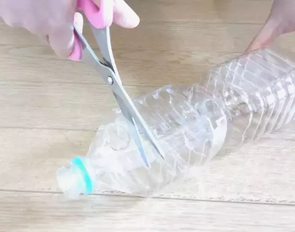 ペットボトルを『5分』で工作！　できた便利アイテムに「早速やってみる」【DIY4選】