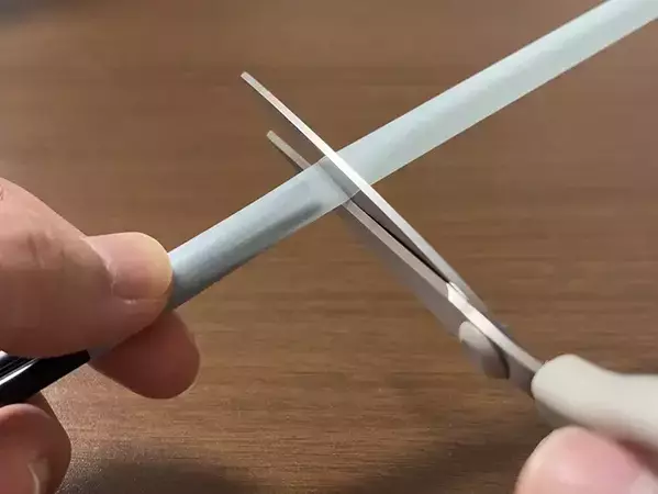 ストローに箸を差してハサミで切るだけ！　片づけがラクになる『30秒ワザ』